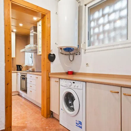 דירה Modern In With Veranda